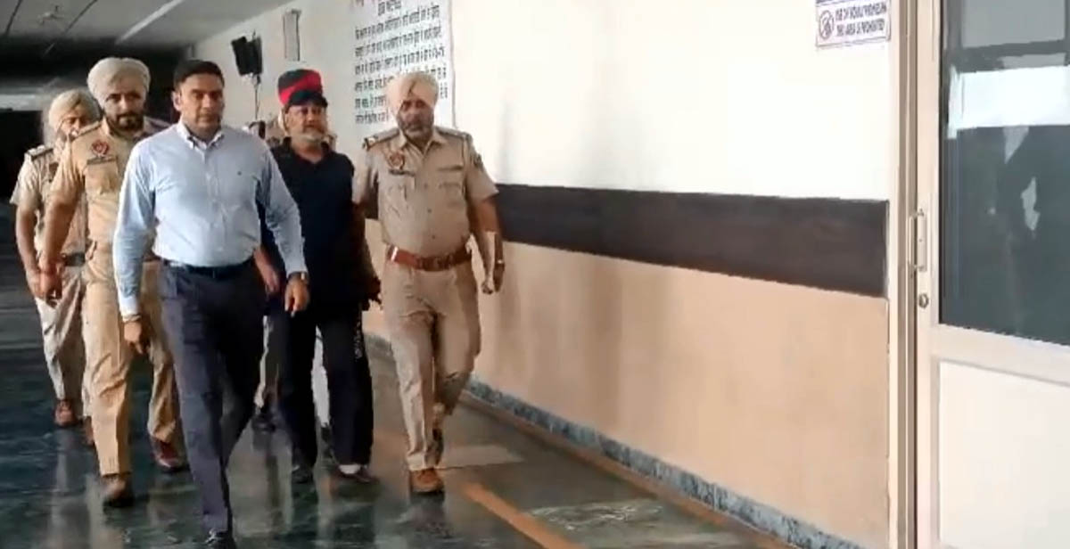 ਬਰਖਾਸਤ ਏ ਆਈ ਜੀ ਮਾਲਵਿੰਦਰ ਸਿੰਘ ਸਿੱਧੂ ਮਾਮਲੇ ਵਿੱਚ ਪੁਲੀਸ ਵਲੋਂ ਪੱਤਰਕਾਰ ਰਜਿੰਦਰ ਤੱਗੜ ਦੀ ਗ੍ਰਿਫਤਾਰੀ ਦਾ ਮਾਮਲਾ ਭਖਿਆ